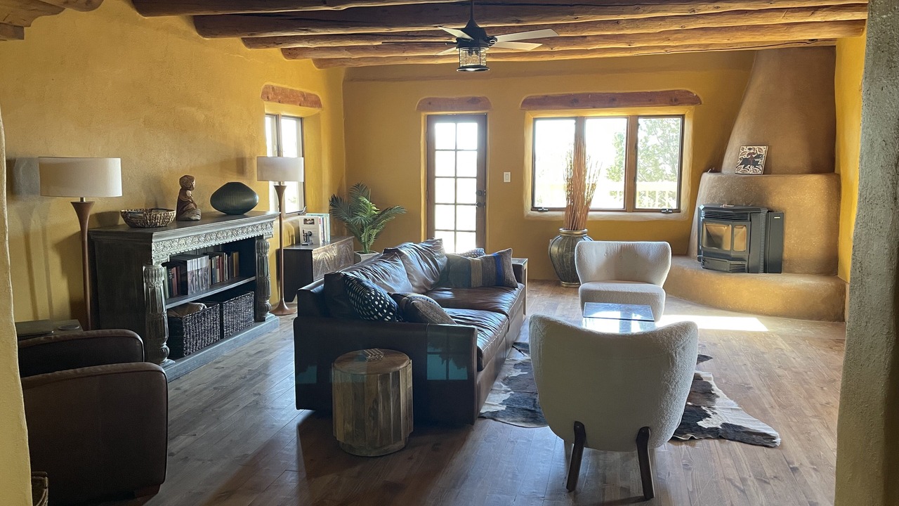 Photo of Livingroom in Ranchos De Taos