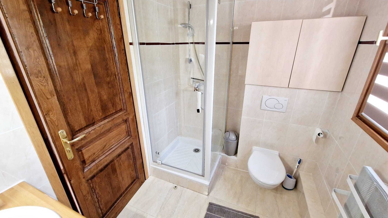 Photo of Bathroom in Peone