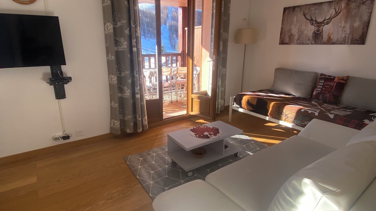 Photo of Livingroom in Peone