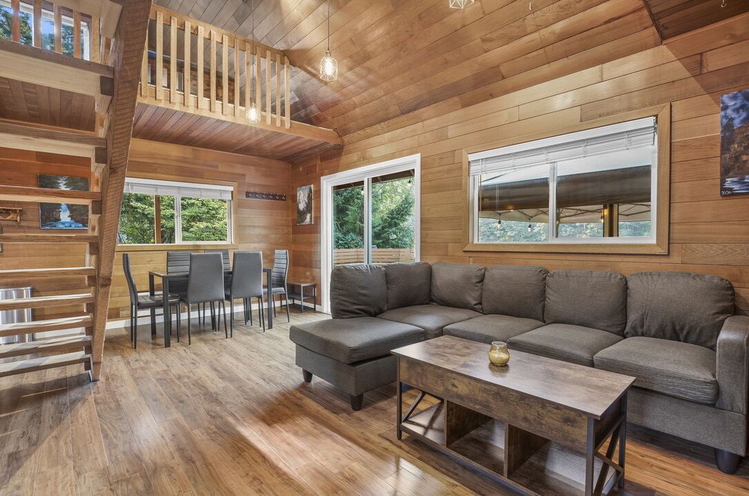 Photo of Livingroom in Gold Bar