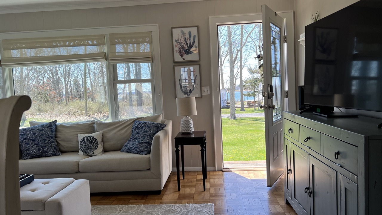 Photo of Livingroom in Southold