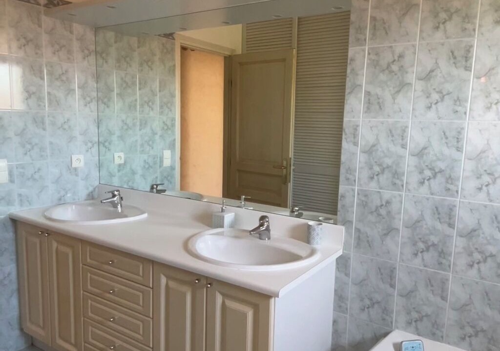 Photo of Bathroom in Molleges