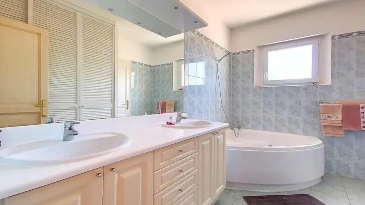 Photo of Bathroom in Molleges