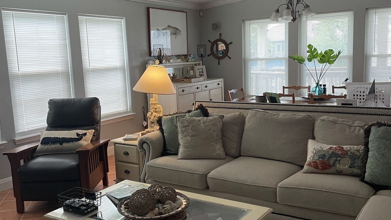 Photo of Livingroom in City-by-the Sea