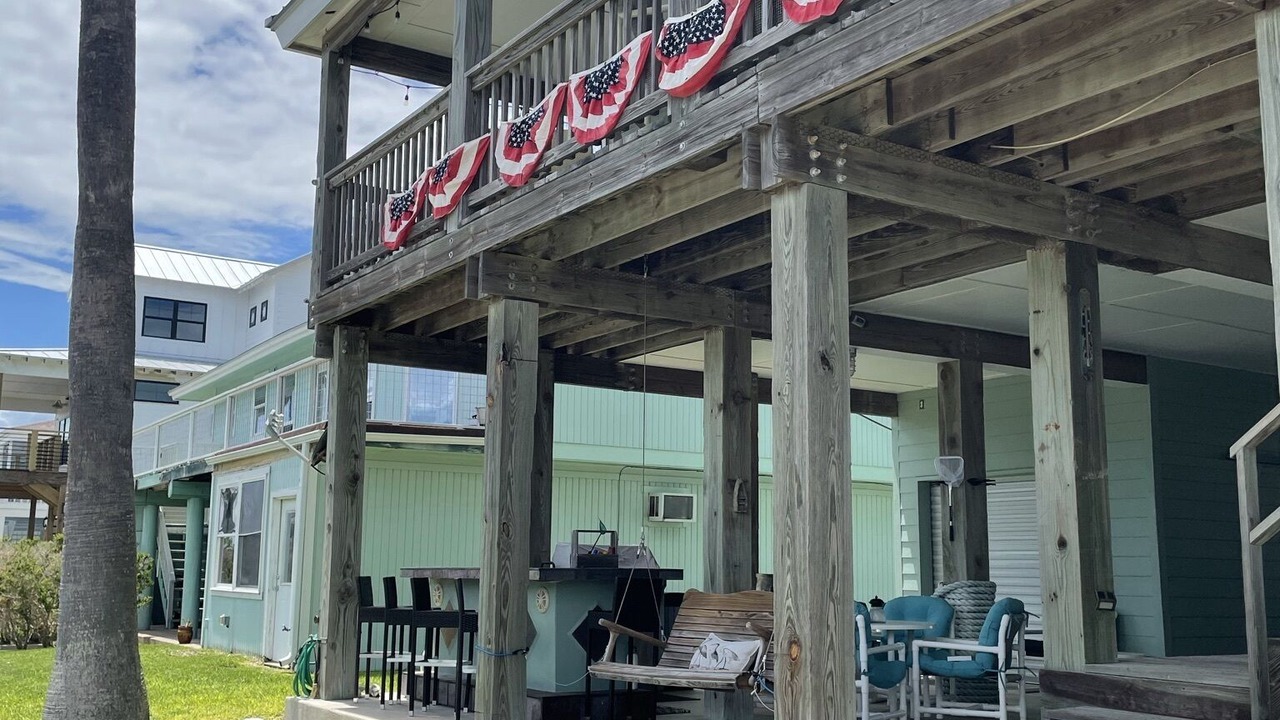 Photo of Patio Balcony in City-by-the Sea