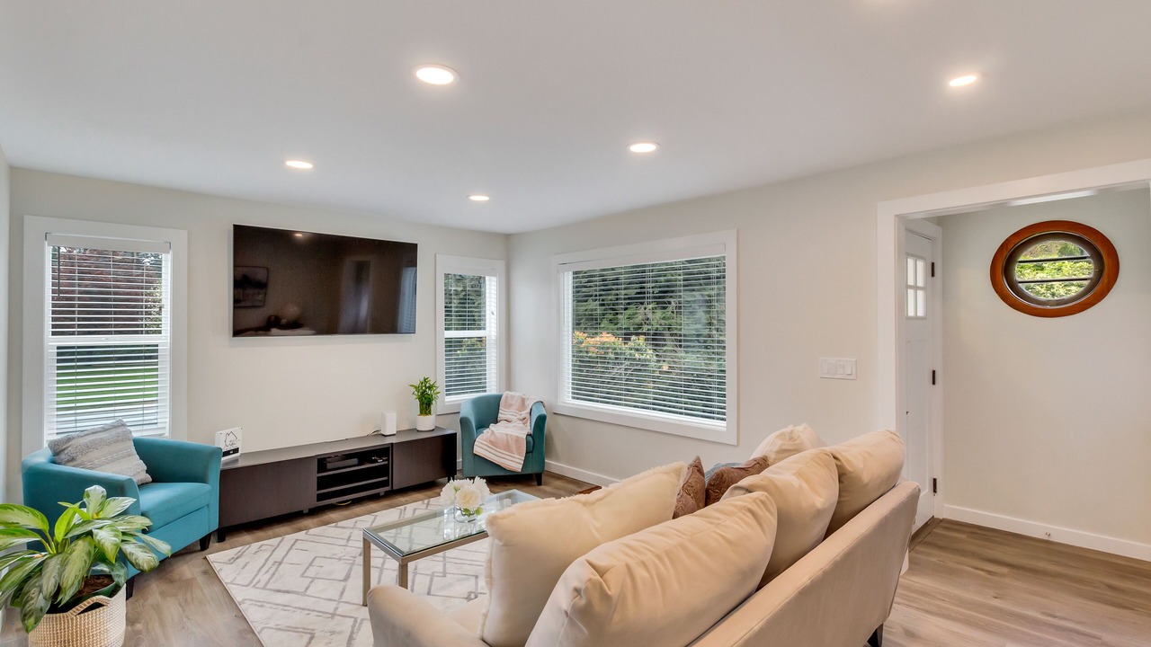 Photo of Livingroom in Haller Lake