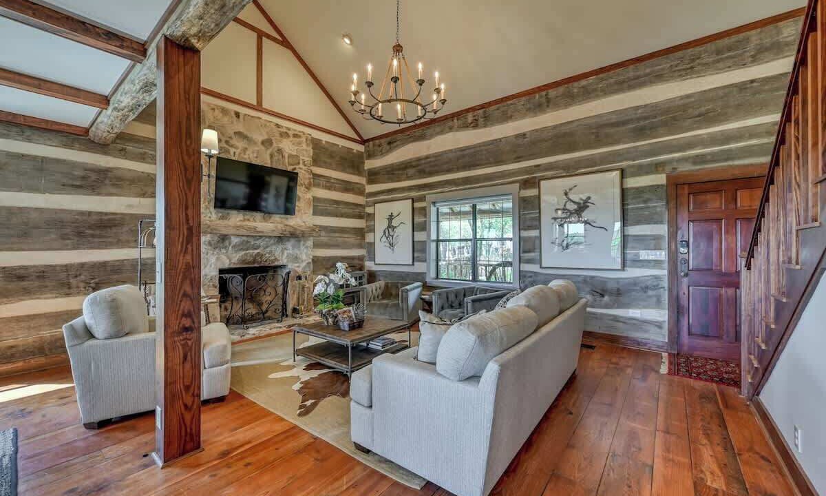 Photo of Livingroom in Fredericksburg