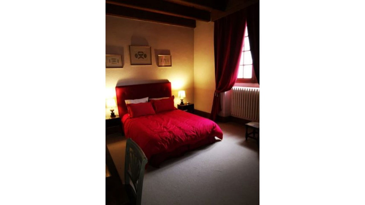 Photo of Bedroom in Isomes