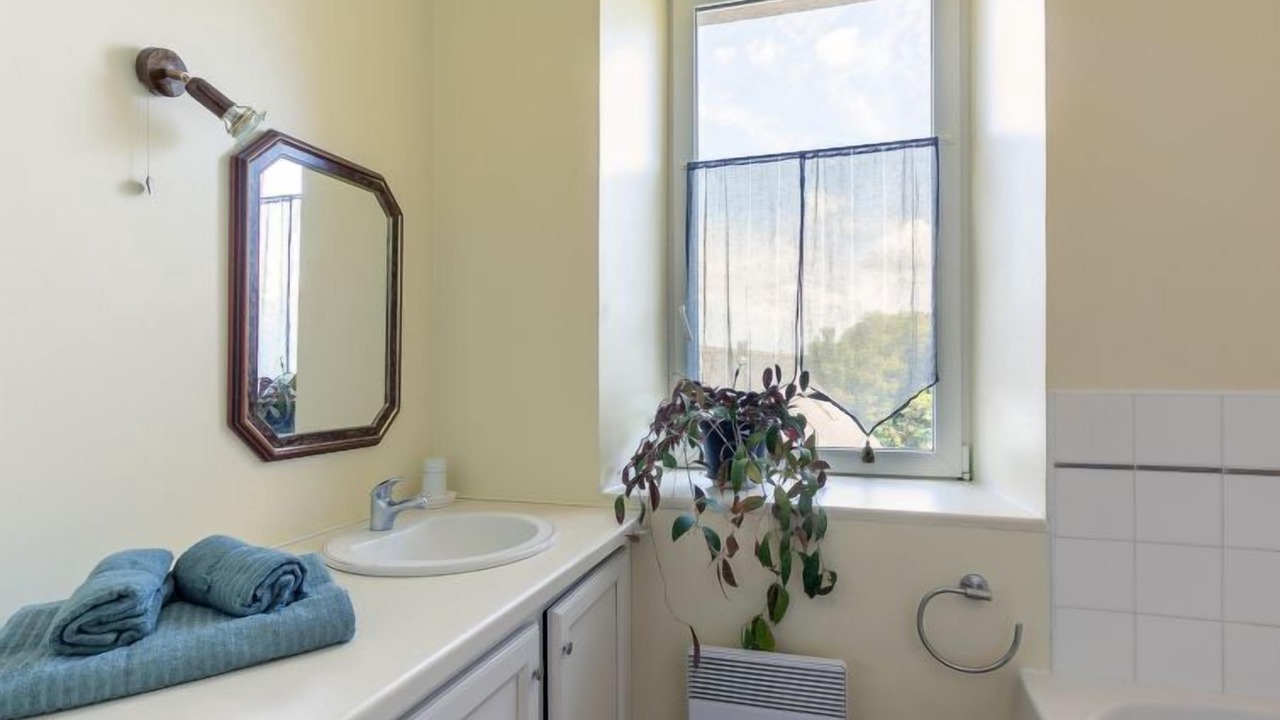 Photo of Bathroom in Coat-Meal