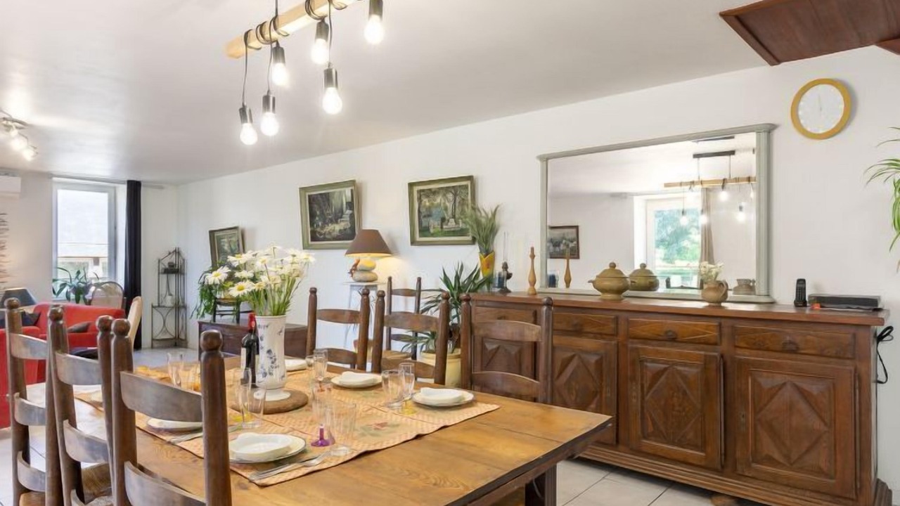 Photo of Bedroom in Coat-Meal