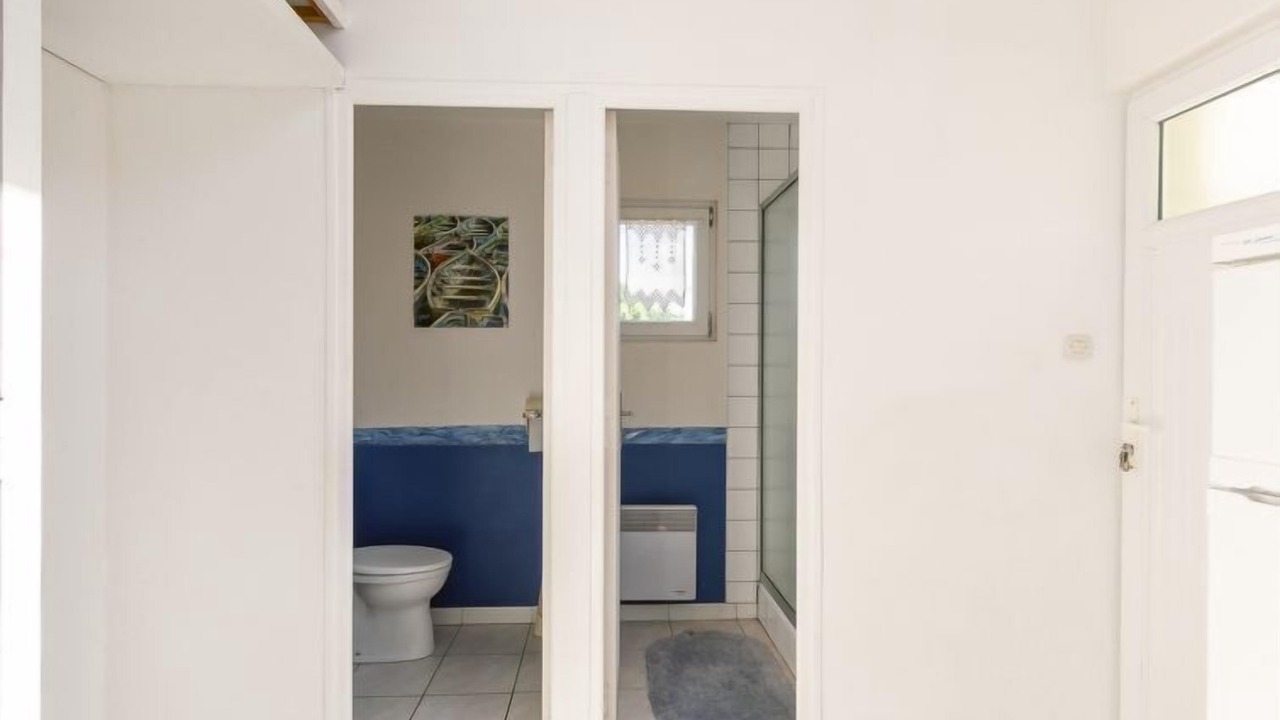 Photo of Bathroom in Coat-Meal