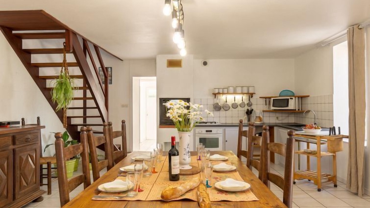 Photo of Bedroom in Coat-Meal