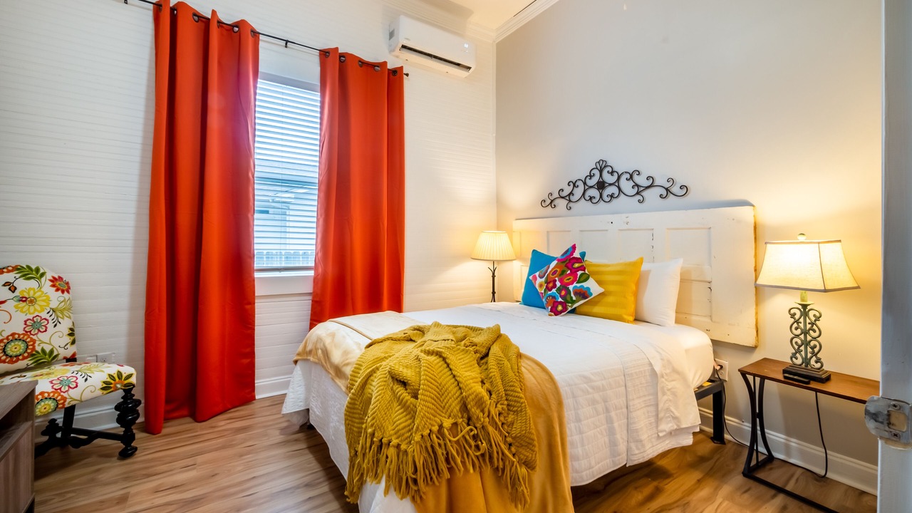 Photo of Bedroom in Historic Garderns