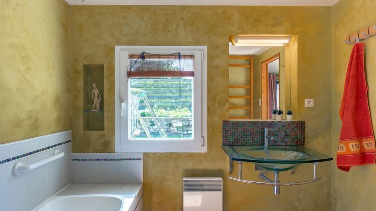 Photo of Bathroom in Coat-Meal