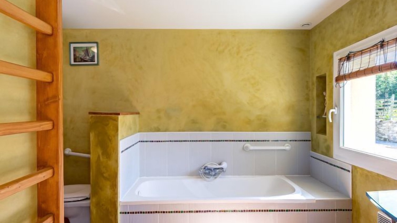 Photo of Bathroom in Coat-Meal