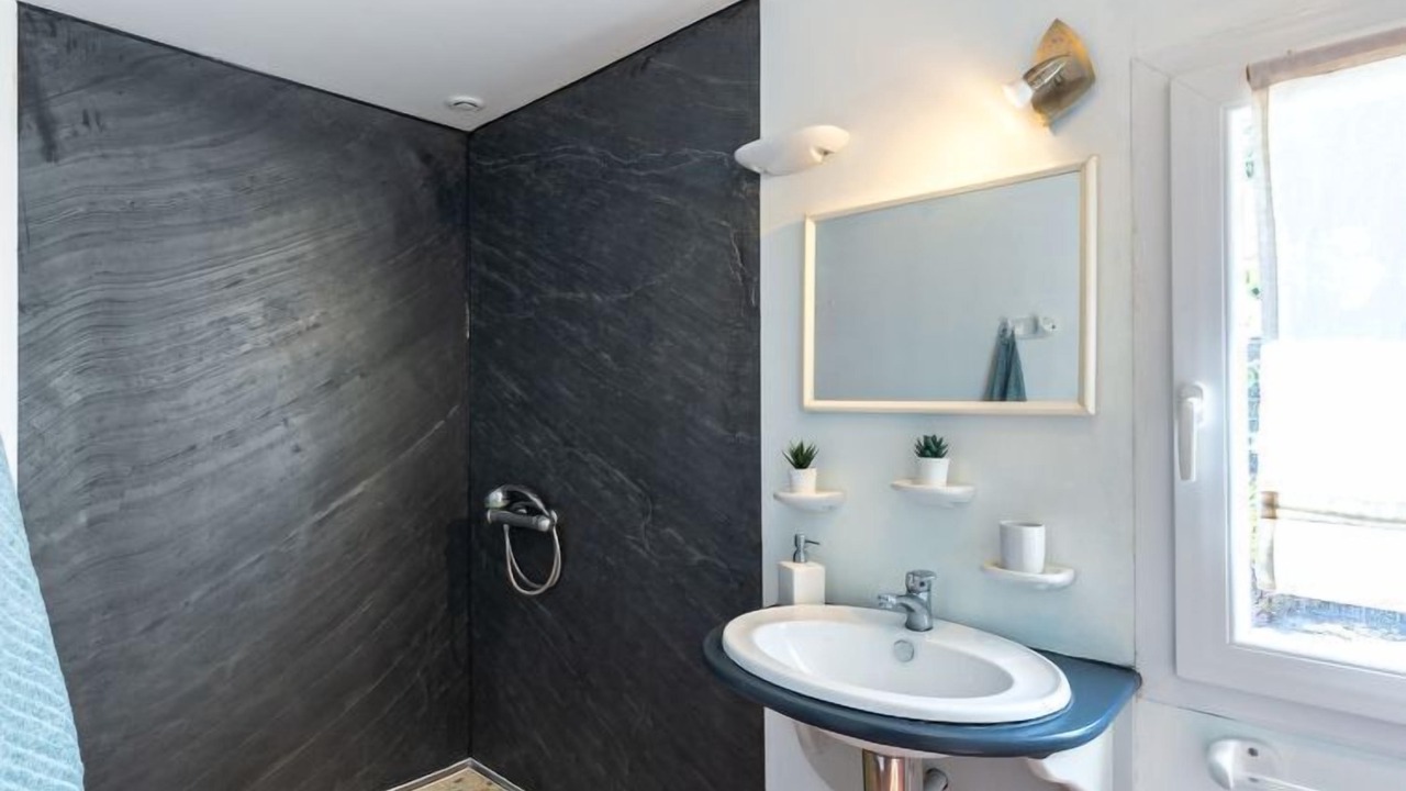 Photo of Bathroom in Coat-Meal