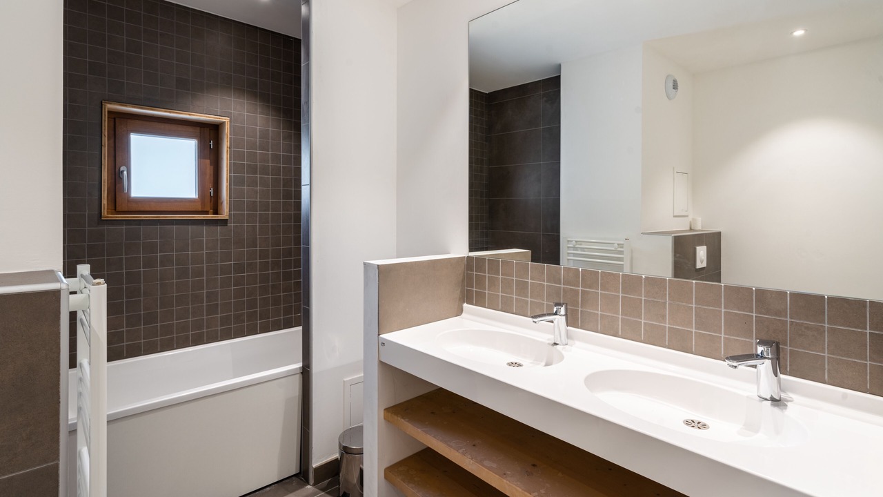 Photo of Bathroom in Auris