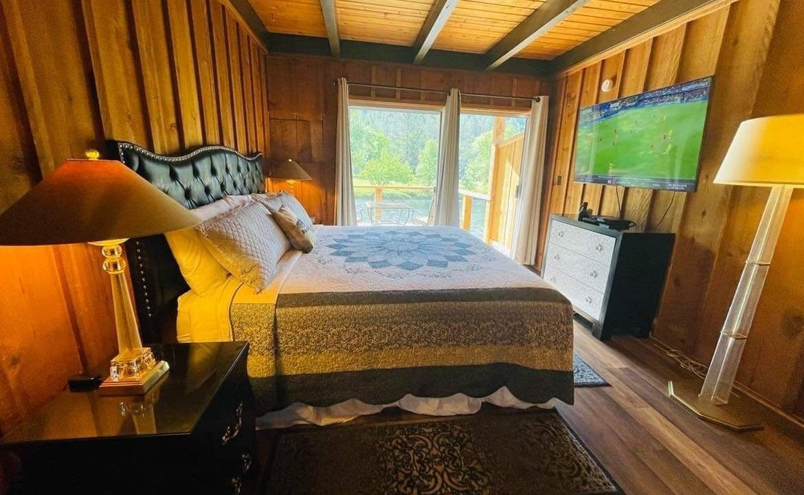 Photo of Bedroom in Shady Cove