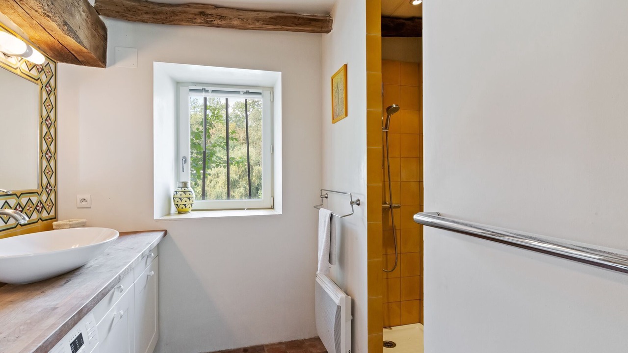 Photo of Bathroom in Yevre-le-Chatel