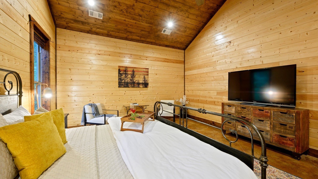 Photo of Bedroom in Hochatown