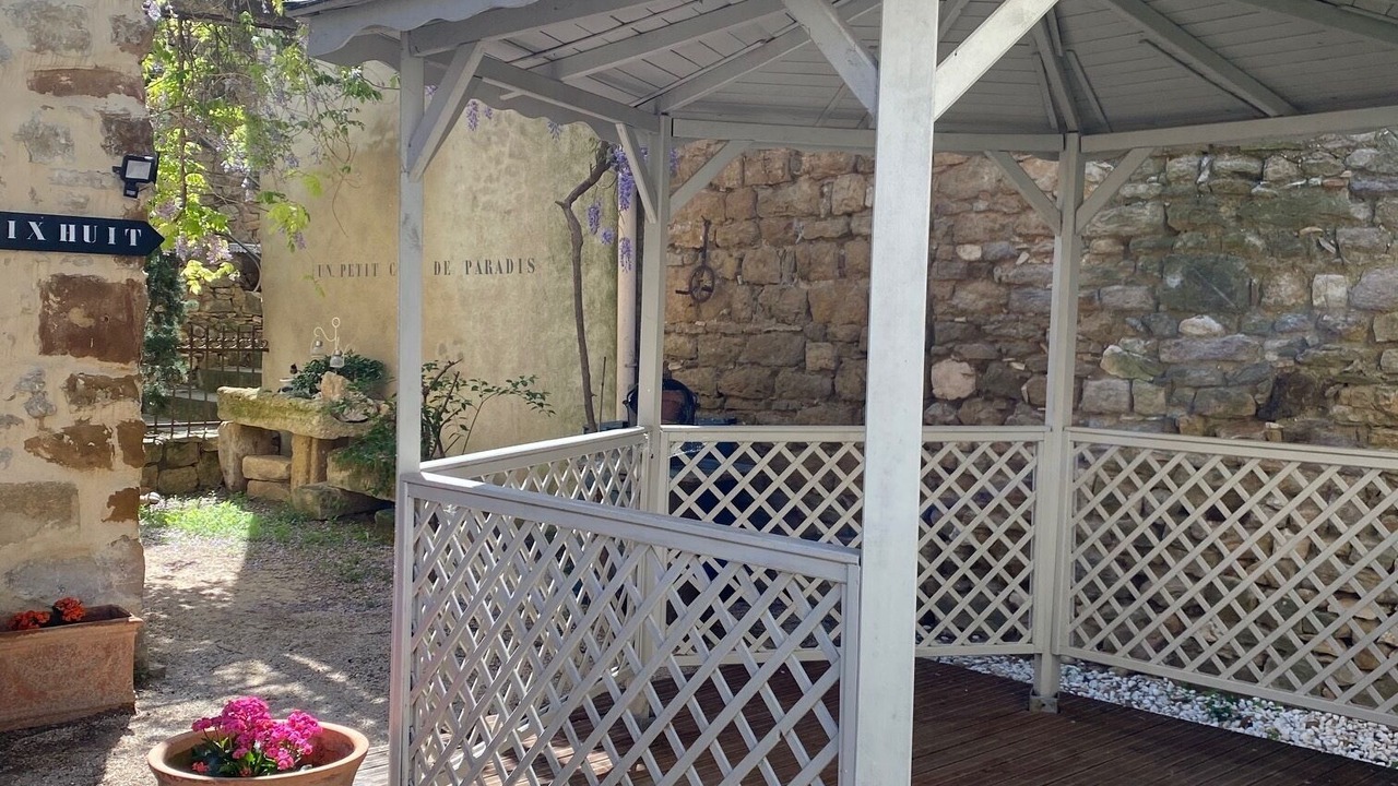 Photo of Patio Balcony in Saint-Paul-les-Fonts