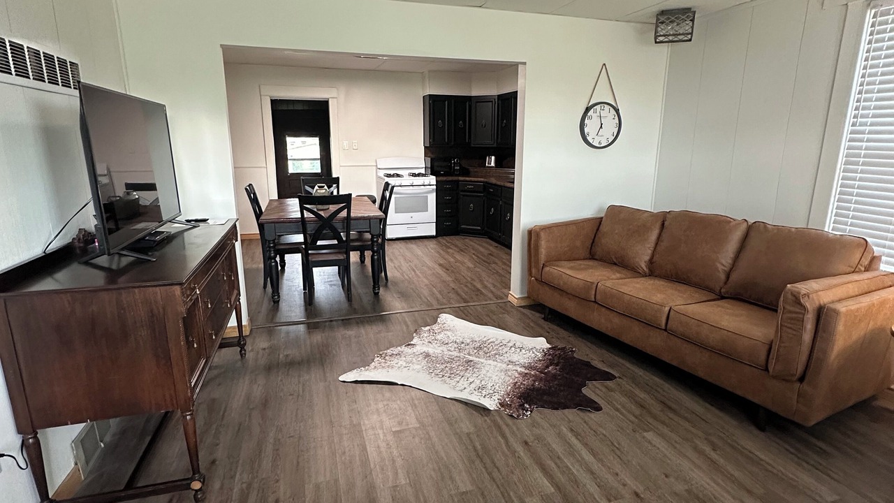 Photo of Livingroom in Barton County