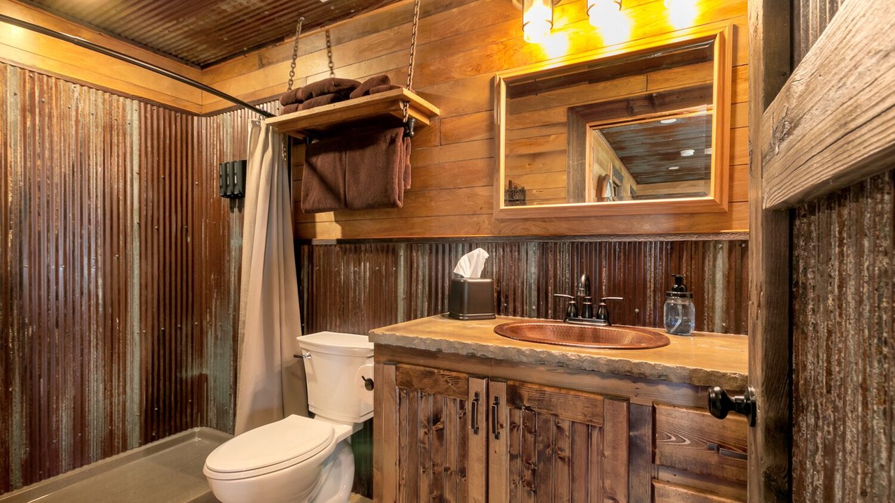 Photo of Bathroom in Grandview Plaza