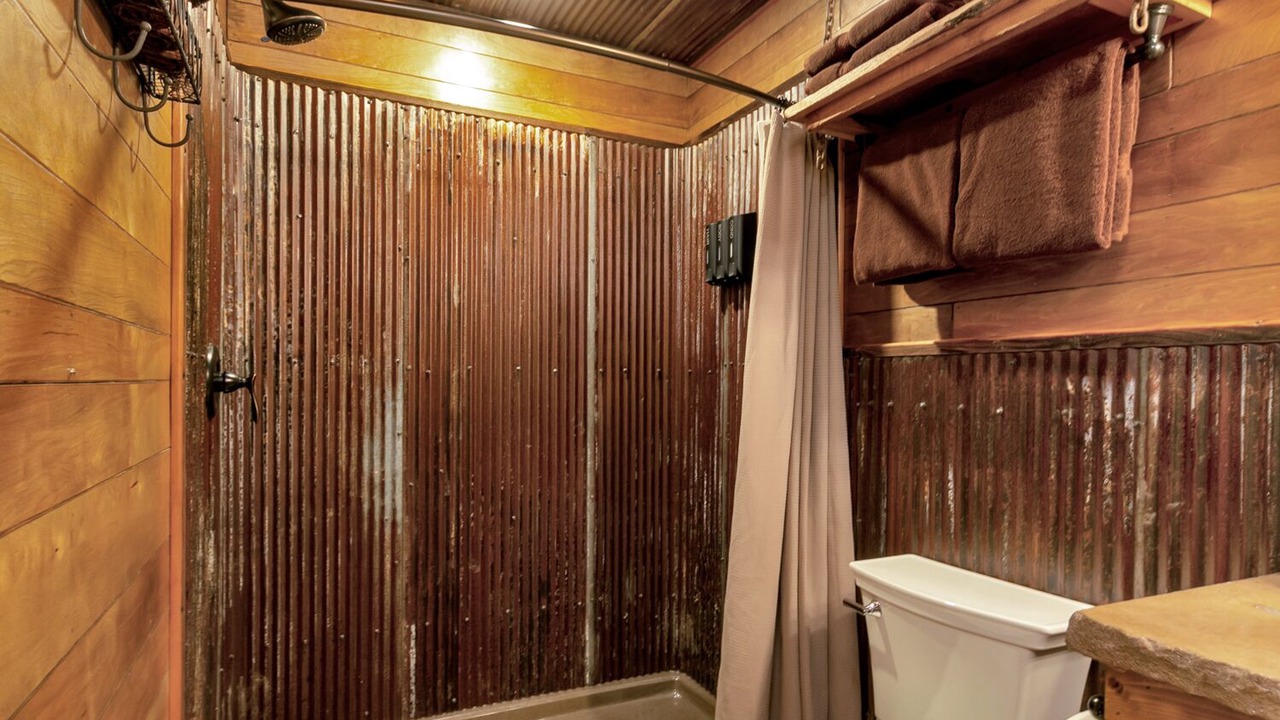 Photo of Bathroom in Grandview Plaza
