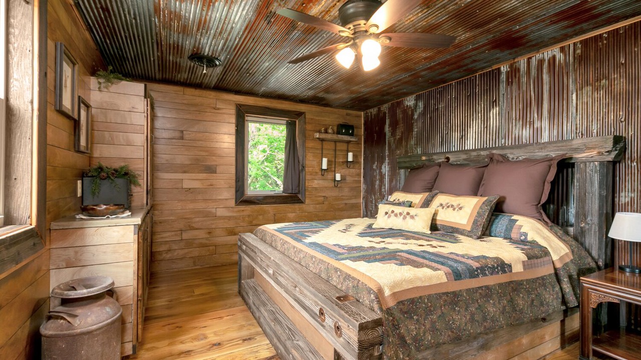 Photo of Bedroom in Grandview Plaza