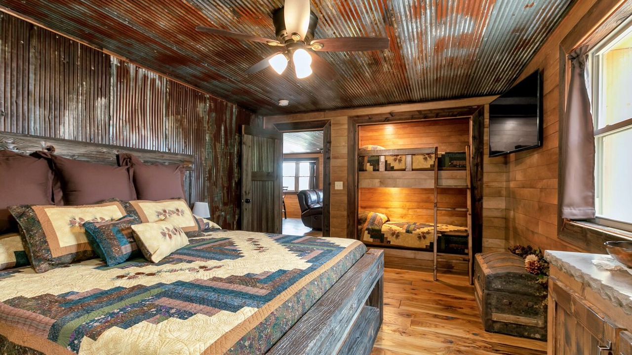 Photo of Bedroom in Grandview Plaza