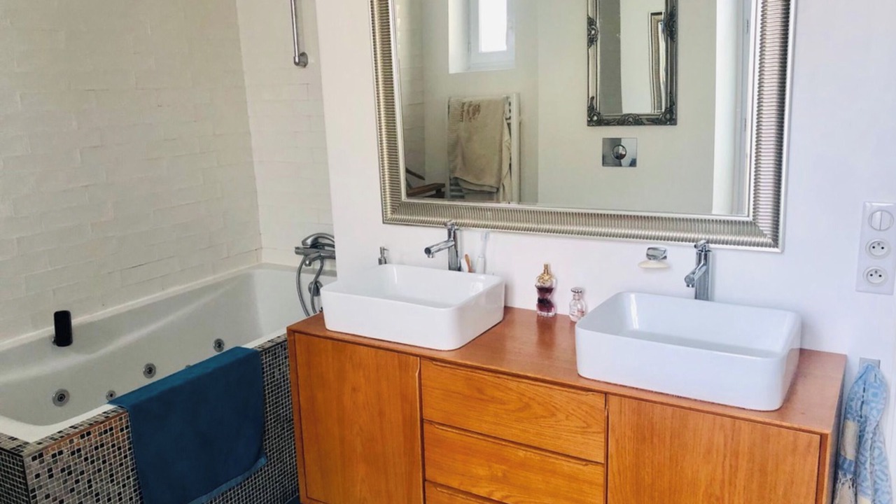Photo of Bathroom in Centre