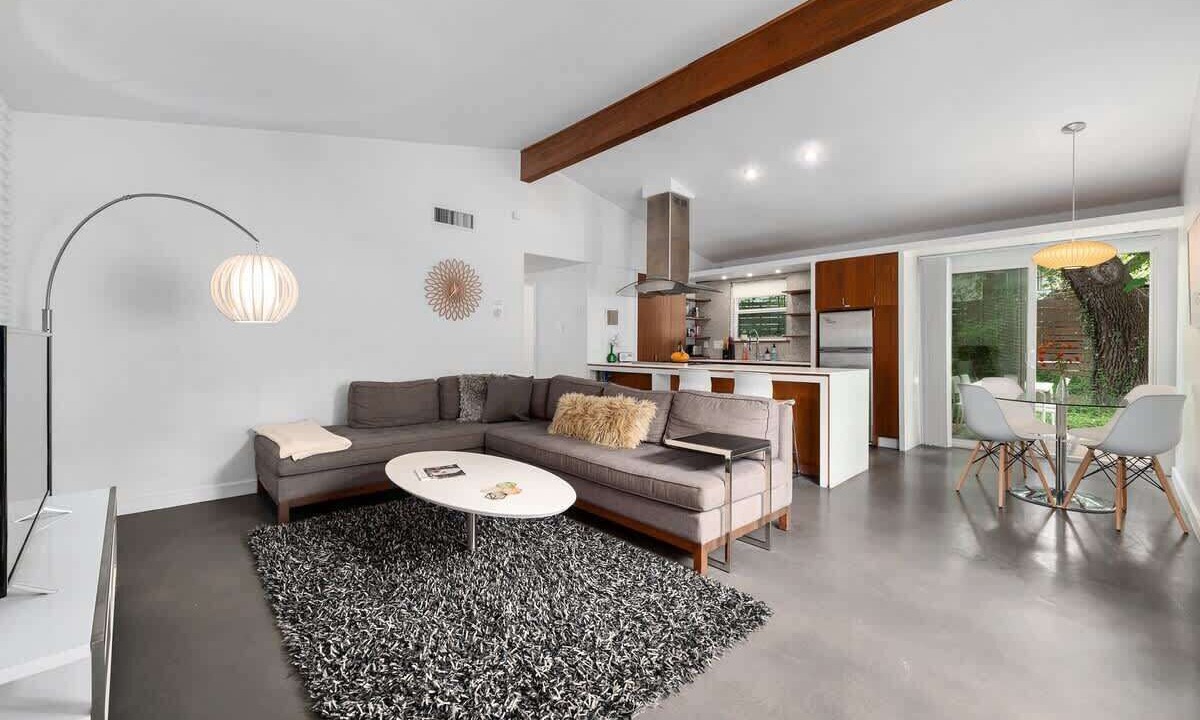 Photo of Livingroom in South River City