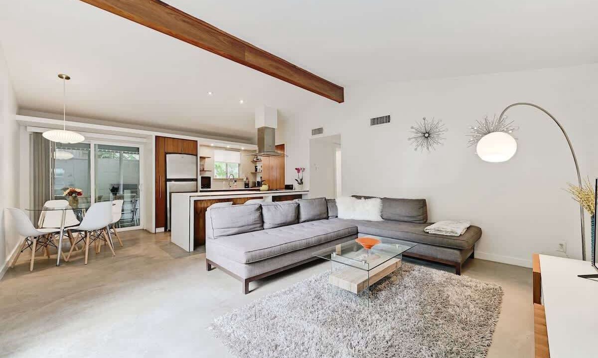Photo of Livingroom in South River City