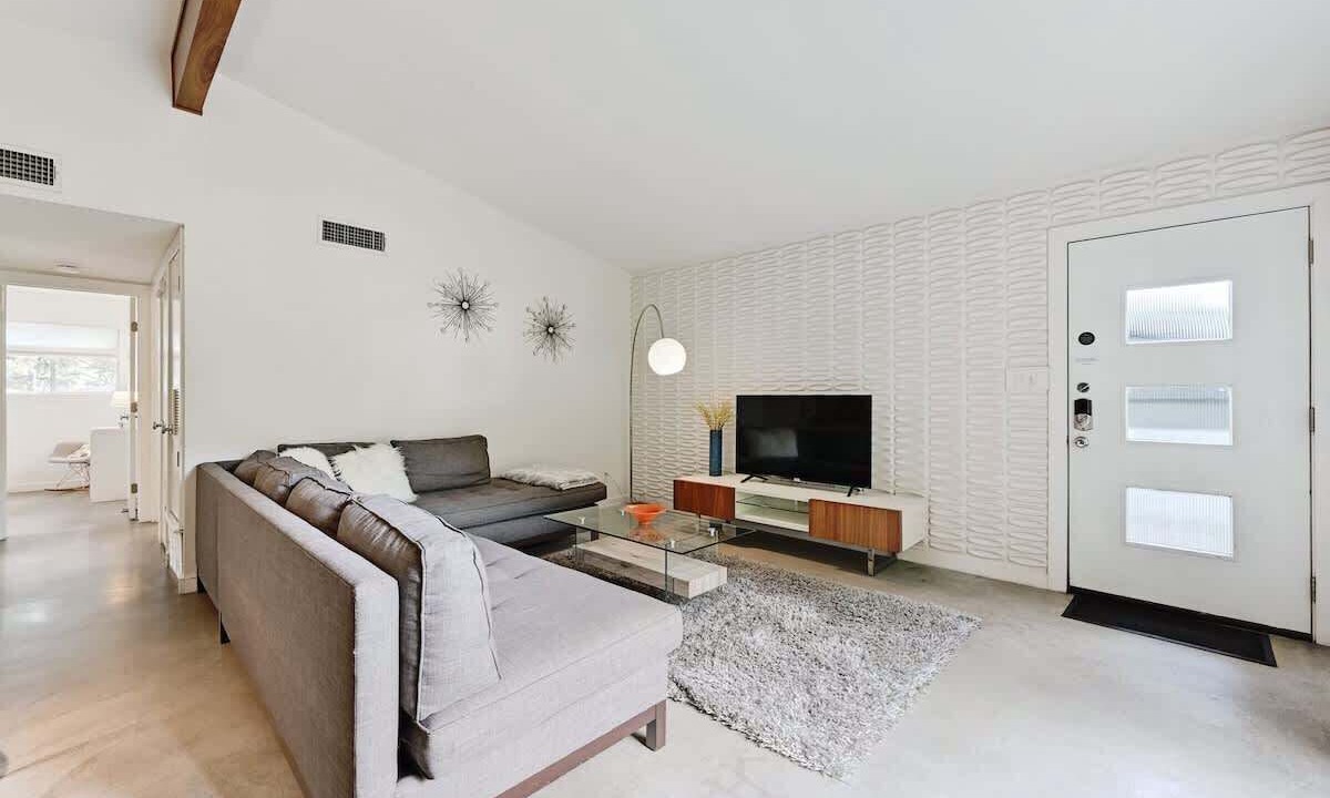 Photo of Livingroom in South River City