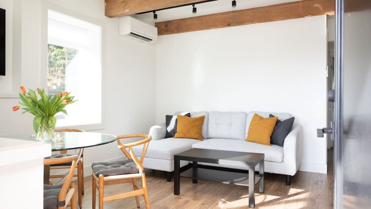 Photo of Livingroom in Northeast Bellevue
