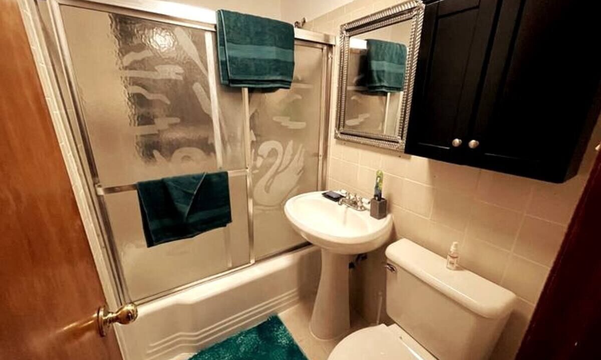 Photo of Bathroom in Budlong Woods