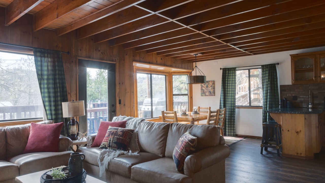 Photo of Livingroom in Crestline