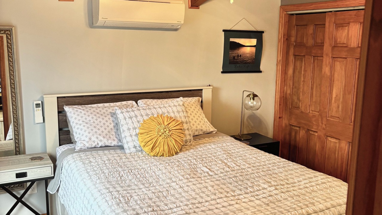 Photo of Bedroom in Flat Hollow Marina