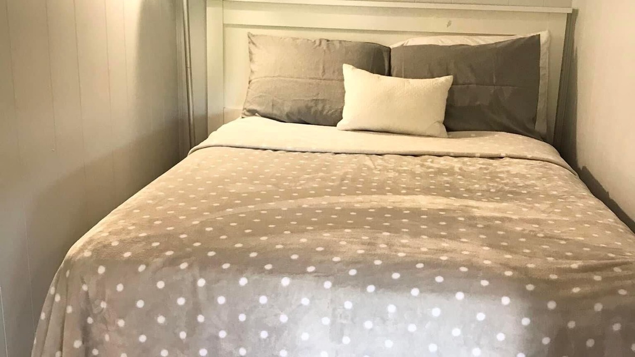 Photo of Bedroom in Flat Hollow Marina
