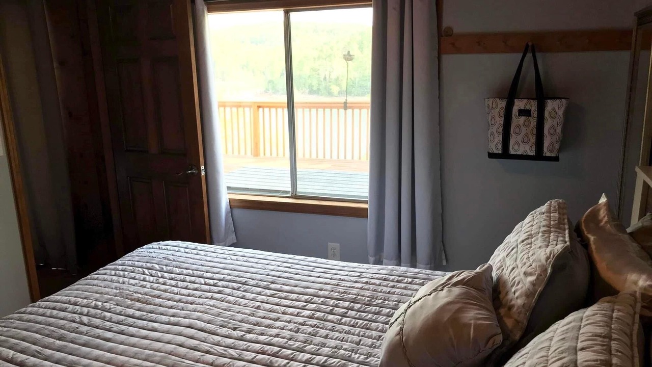 Photo of Bedroom in Flat Hollow Marina