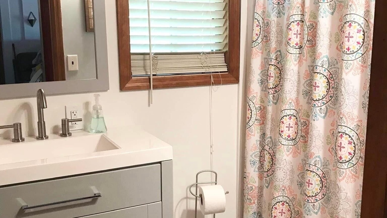Photo of Bathroom in Flat Hollow Marina