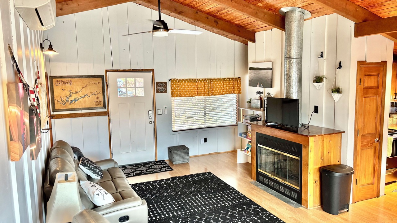 Photo of Livingroom in Flat Hollow Marina