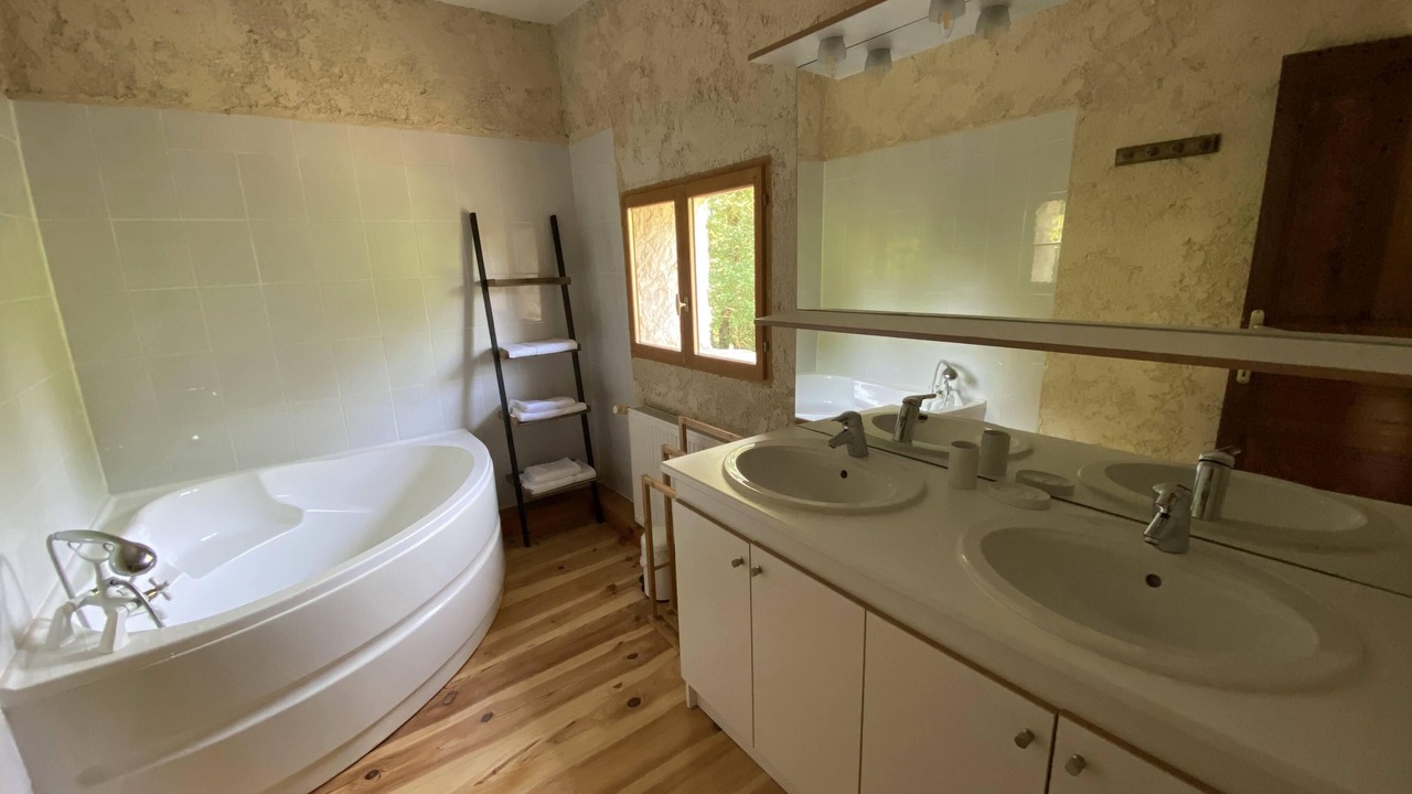 Photo of Bathroom in Homps