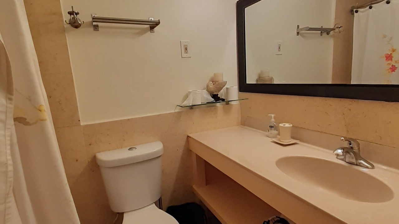 Photo of Bathroom in Lake Worth Corridor