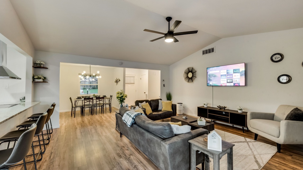 Photo of Livingroom in Northeast Carrollton