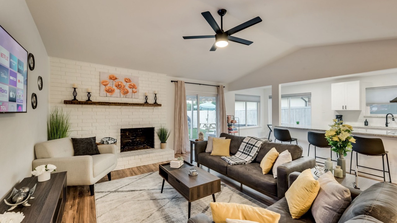 Photo of Livingroom in Northeast Carrollton