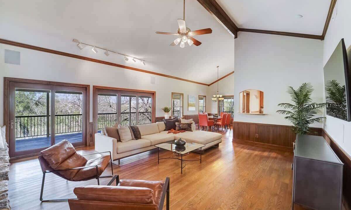 Photo of Livingroom in Bastrop