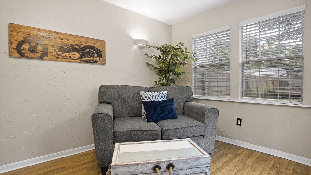 Photo of Livingroom in West Oak Hill