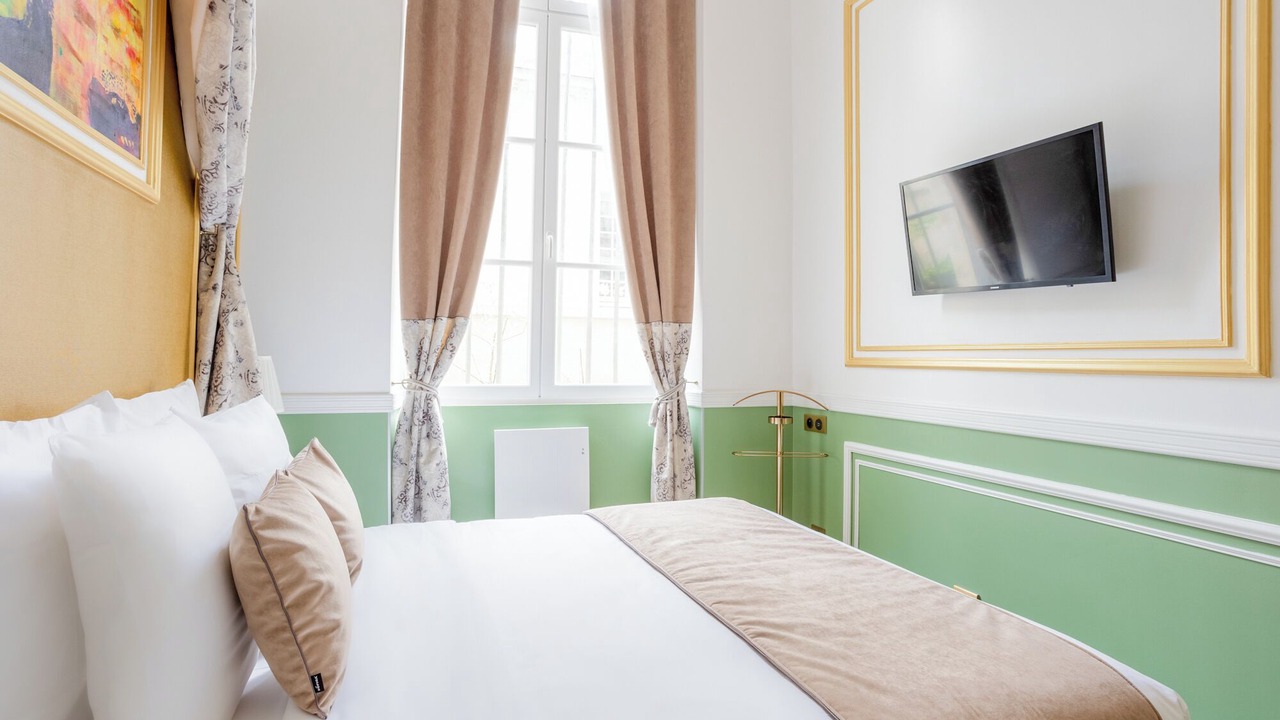 Photo of Bedroom in 4th Arrondissement