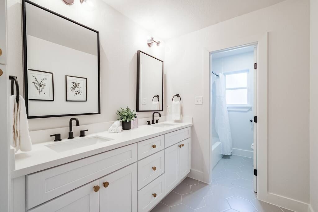 Photo of Bathroom in Garden Oaks